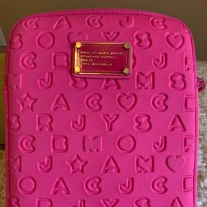 Marc Jacobs pink Ipad Case Very good condition. Minor wear on zipper toggle.